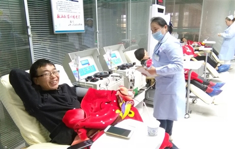 “整体过程不会紧张，身体上也没有不适”。昨日，在位于龙游工业园区二期区块的县单采血浆站内，一位正在献血浆的塔石镇莲塘村村民一脸轻松地说。　　据悉，该血浆站于12月10日正式启用，目前，已为来自横山、石佛、模环等乡镇和园区公司的100余人提供采集血浆服务，献浆量达5.8万亳升。　　记　者　吴森邦　　通讯员　陈小松　文/摄