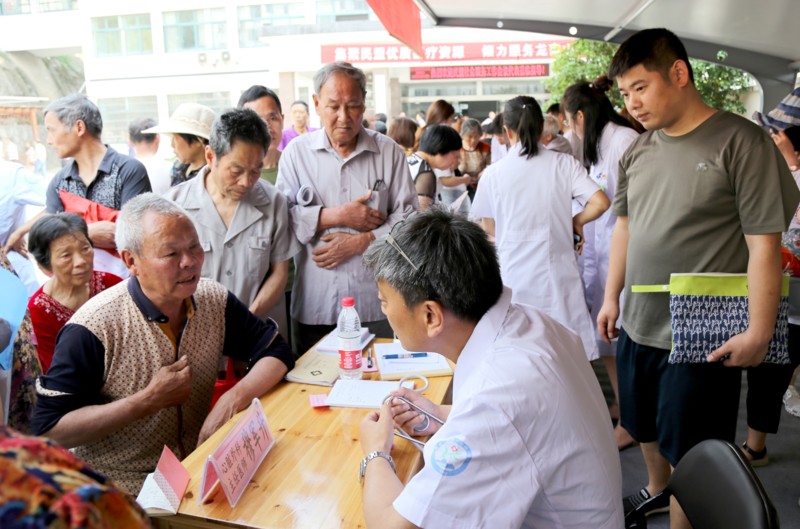 民盟进基层 义诊暖人心