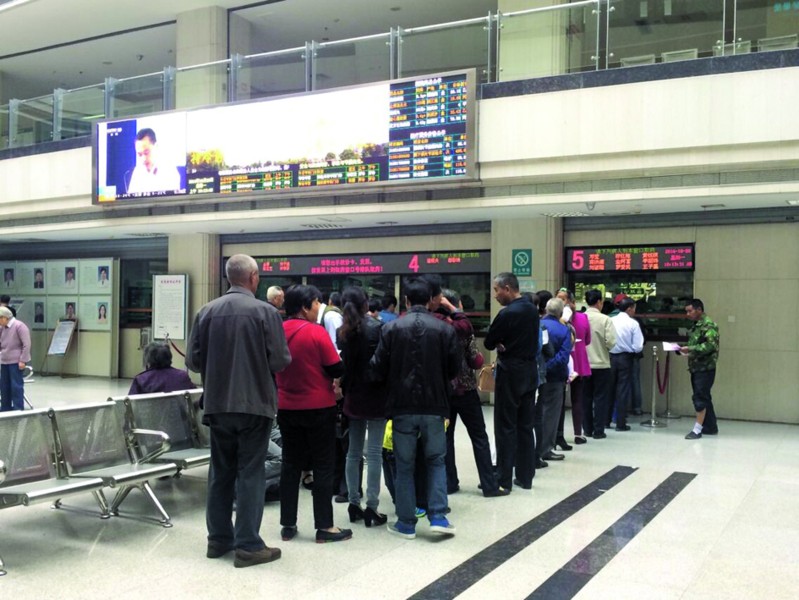 10月20日9点40分县人民医院内,市民排队取药.