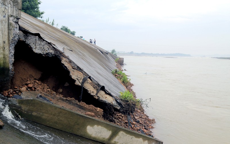防洪堤被冲塌 干群奋力抢险